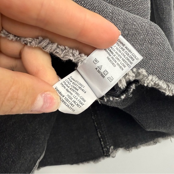 LOGO by Lori Goldstein Women’s Plus 20W Gray Frayed Hem Denim Jacket - Picture 4 of 6